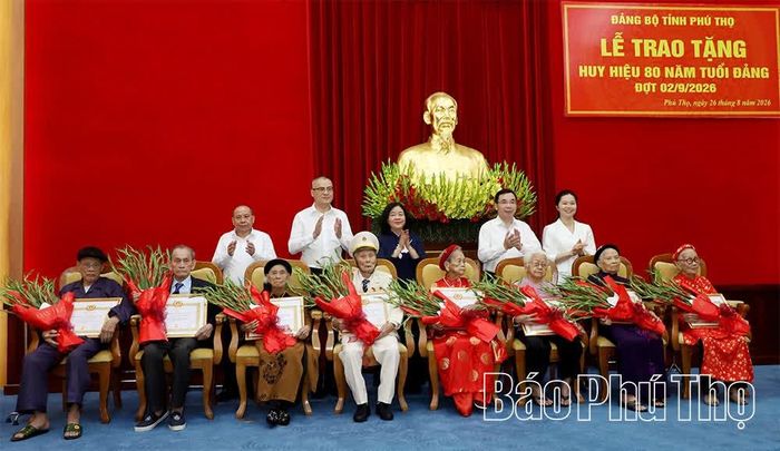 Đồng chí Chủ tịch Ủy ban Trung ương MTTQ Việt Nam Bùi Thị Minh Hoài cùng các đồng chí Thường trực Tỉnh ủy chụp ảnh lưu niệm với các đảng viên lão thành của tỉnh Phú Thọ được nhận Huy hiệu 80 năm tuổi Đảng đợt 2/9/2026.