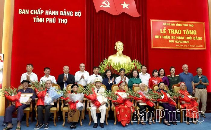 Đồng chí Chủ tịch Ủy ban Trung ương MTTQ Việt Nam Bùi Thị Minh Hoài, đồng chí Bí thư Tỉnh ủy Phạm Đại Dương cùng đại diện gia đình và các đảng viên lão thành tại buổi lễ.