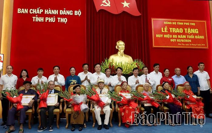 Đại diện cấp ủy cơ sở và các đảng viên lão thành được nhận Huy hiệu 80 năm tuổi Đảng tại buổi lễ.