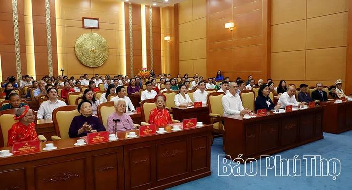 Các đại biểu dự buổi lễ.