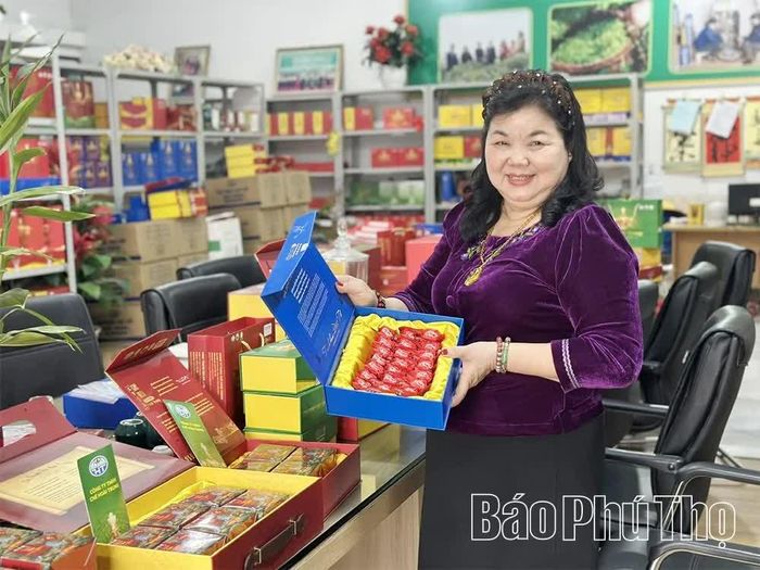 Giám đốc Bùi Thị Mão giới thiệu sản phẩm chè xuất khẩu của Công ty TNHH Chè Hoài Trung.