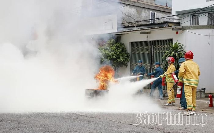 Lực lượng chữa cháy cơ sở thực hành xử lý dập tắt đám cháy theo tình huống giả định.