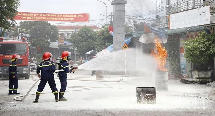 Lực lượng chữa cháy chuyên nghiệp hướng dẫn thực hành phương án chữa cháy tại Tổ liên gia an toàn PCCC thôn An Phong.