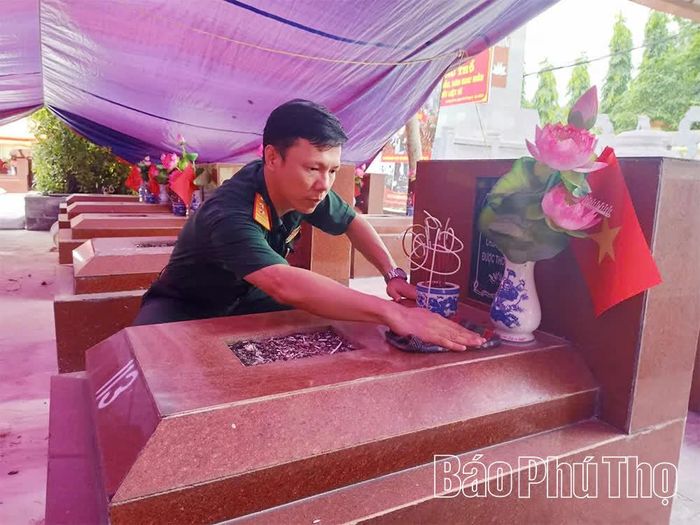 Cán bộ Ban Chỉ huy Quân sự xã Lương Sơn lau dọn các phần mộ liệt sĩ, thể hiện đạo lý “Uống nước nhớ nguồn”.