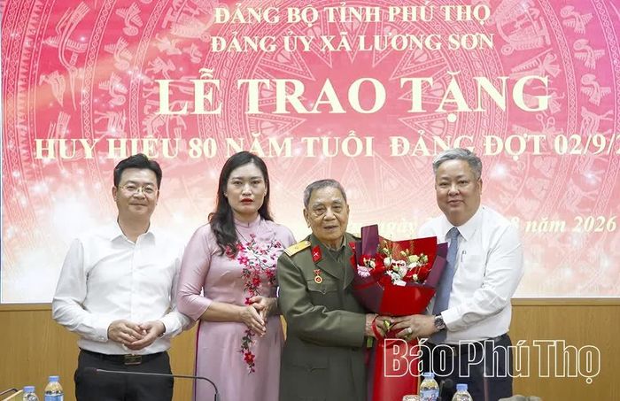 Ban Chấp hành Đảng bộ xã Lương Sơn tặng hoa chúc mừng đảng viên lão thành Hoàng Quý Mẫu.
