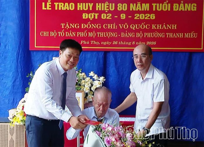 Lãnh đạo Đảng ủy phường Thanh Miếu chúc mừng đảng viên Võ Quốc Khánh.