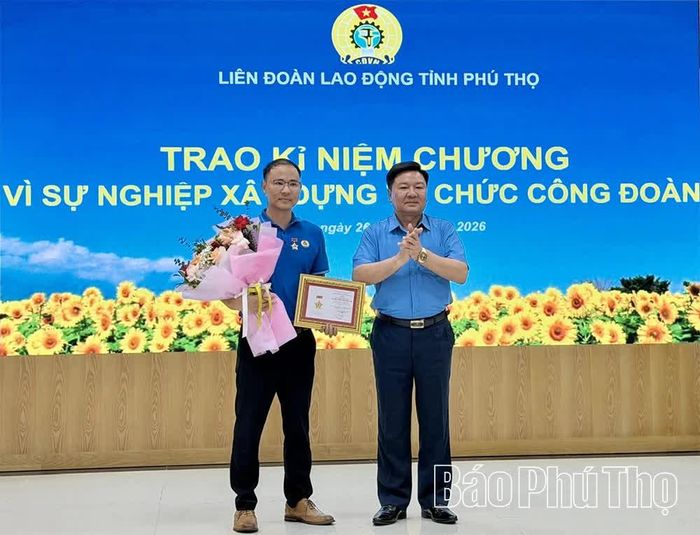 Lãnh đạo Liên đoàn Lao động tỉnh trao Kỷ niệm chương "Vì sự nghiệp xây dựng tổ chức Công đoàn” cho Chủ tịch Công đoàn cơ sở Công ty Partron Vina.
