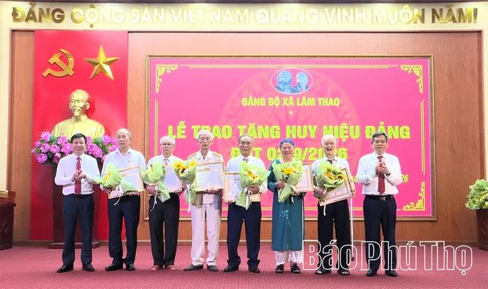 Lãnh đạo Đảng ủy xã Lâm Thao trao Huy hiệu Đảng tặng các đảng viên.
