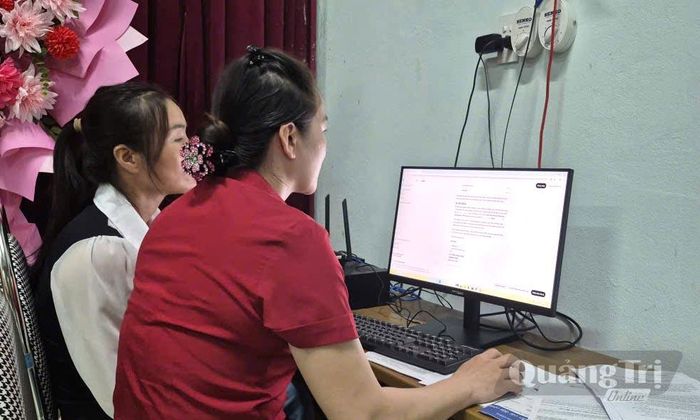 Cán bộ thôn ở xã Minh Hóa sử dụng máy tính phục vụ công việc hằng ngày và xử lý công việc trên môi trường số - Ảnh: C.H