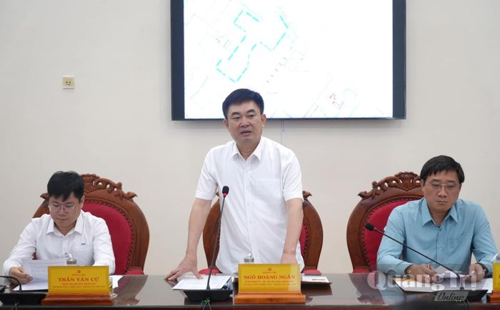 Ông Ngô Hoàng Ngân, Chủ tịch Hội đồng thành viên TKV báo cáo tình hình triển khai dự án tại tỉnh Quảng Trị - Ảnh: T.Đ