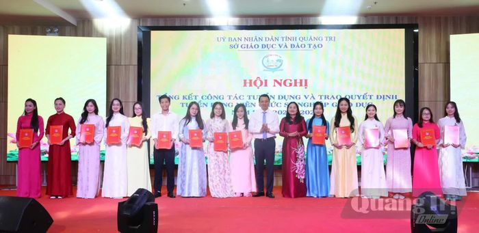 Lãnh đạo Sở Giáo dục và Đào tạo trao quyết định tuyển dụng viên chức sự nghiệp giáo dục cho các thí sinh - Ảnh: H.L