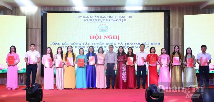 Lãnh đạo Sở Giáo dục và Đào tạo tặng hoa chúc mừng các thí sinh trúng tuyển viên chức sự nghiệp giáo dục năm học 2025-2026 - Ảnh: H.L