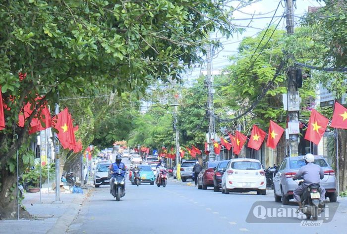 Tuyến đường cờ hoa rực rỡ tại khu dân cư ở phường Nam Đông Hà - Ảnh: P.V