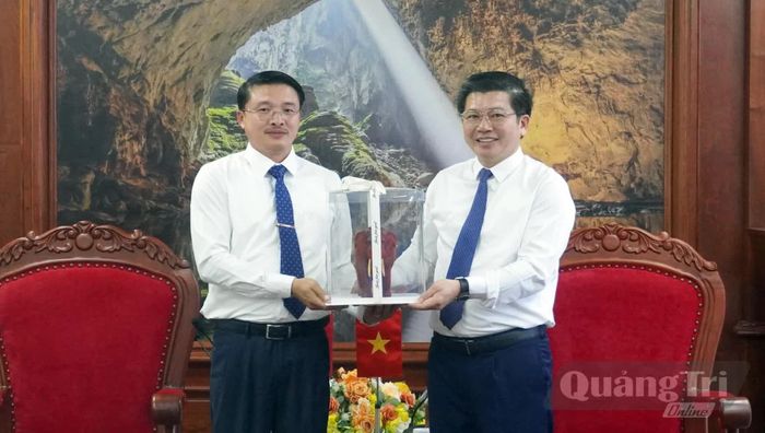 Đồng chí Chăn-sỉ-lon Sỉ-sổm-bun, Ủy viên Ban Thường vụ, Trưởng ban Tổ chức tỉnh Sả Lạ Văn tặng quà lưu niệm cho Thường trực Tỉnh ủy - Ảnh: N.M