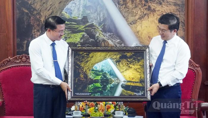 Đồng chí Trần Vũ Khiêm, Phó Bí thư Thường trực Tỉnh ủy, Trưởng đoàn đại biểu Quốc hội tỉnh tặng quà lưu niệm cho đoàn công tác Ban Tổ chức tỉnh Sả Lạ Văn - Ảnh: N.M