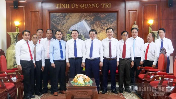 Đồng chí Trần Vũ Khiêm, Phó Bí thư Thường trực Tỉnh ủy, Trưởng đoàn đại biểu Quốc hội tỉnh và lãnh đạo tỉnh chụp ảnh lưu niệm cùng đoàn công tác Ban Tổ chức tỉnh Sả Lạ Văn - Ảnh: N.M