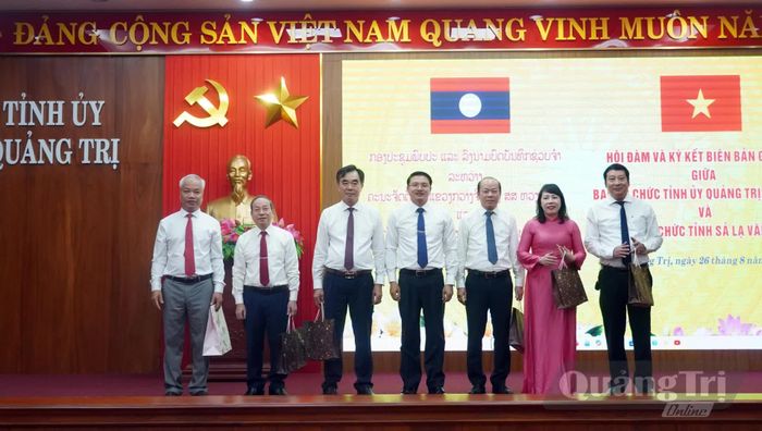 Hai đoàn trao quà lưu niệm - Ảnh: N.M