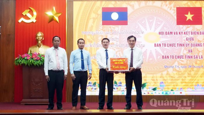 Đồng chí Nguyễn Lương Bình, Ủy viên Ban Thường vụ, Trưởng ban Tổ chức Tỉnh ủy tặng quà Ban Tổ chức tỉnh Sả-lạ-văn - Ảnh: N.M