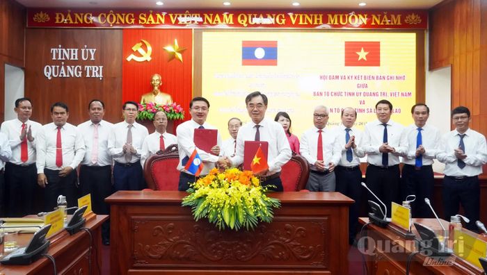 Ban Tổ chức Tỉnh ủy Quảng Trị và Ban Tổ chức tỉnh Sả-lạ-văn ký kết biên bản hợp tác - Ảnh: N.M