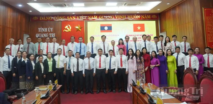 Đại biểu chụp ảnh lưu niệm tại buổi hội đàm - Ảnh: N.M