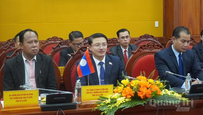 Đồng chí Chăn-sỉ-lon Sỉ-sổm-bun, Ủy viên Ban Thường vụ, Trưởng ban Tổ chức tỉnh Sả-lạ-văn phát biểu tại buổi hội đàm - Ảnh: N.M
