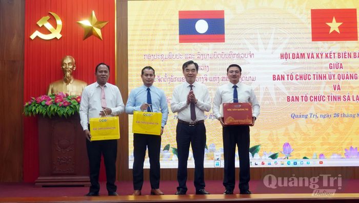 Hai đoàn trao quà lưu niệm - Ảnh: N.M