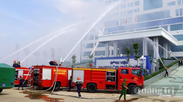 Các lực lượng, phương tiện tham gia tổng duyệt diễn tập - Ảnh: C.H