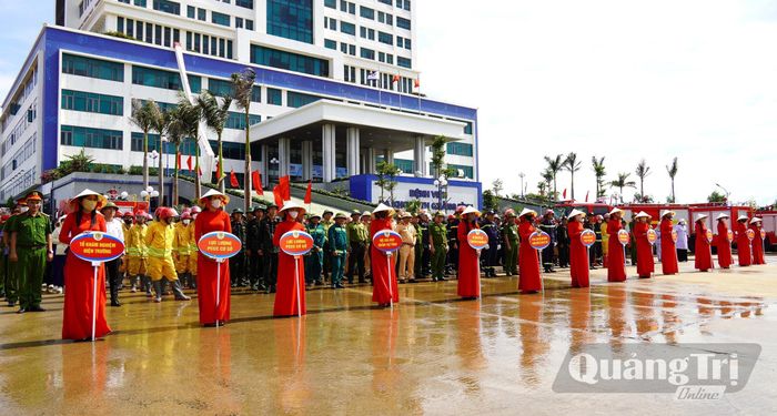 Các đơn vị, lực lượng tham gia tổng duyệt diễn tập - Ảnh: C.H