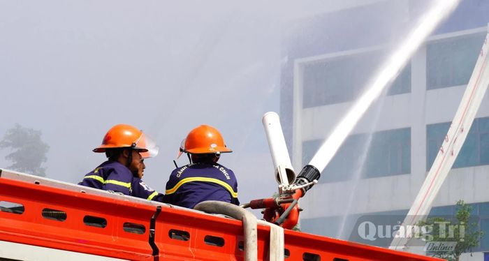 Nhiều phương tiện hiện đại được huy động tham gia diễn tập chữa cháy - Ảnh: C.H