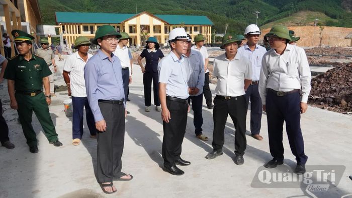 Đồng chí Nguyễn Văn Phương, Bí thư Tỉnh ủy kiểm tra tình hình thực hiện dự án Trường nội trú tiểu học và THCS Dân Hóa - Ảnh: Q.V