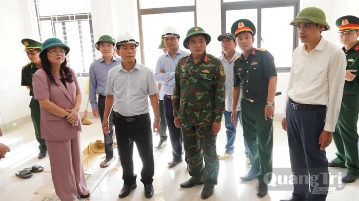 Đồng chí Nguyễn Văn Phương, Bí thư Tỉnh ủy kiểm tra bên trong các khối nhà chức năng của dự án Trường nội trú tiểu học và THCS Dân Hóa - Ảnh: Q.V