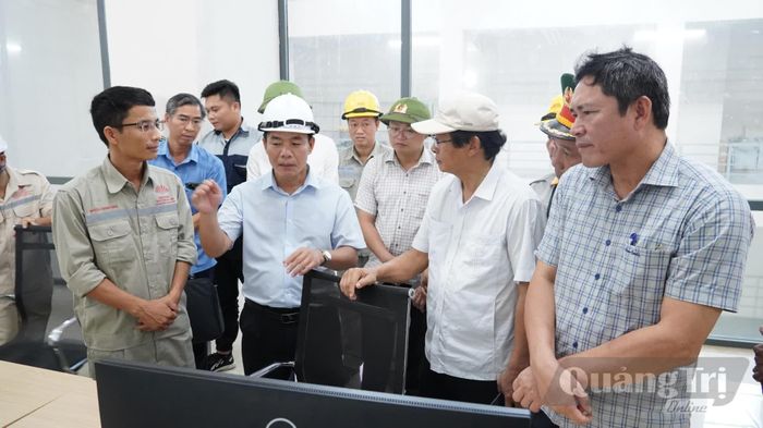 Đồng chí Nguyễn Văn Phương, Bí thư Tỉnh ủy ghi nhận nỗ lực của chủ đầu tư, các sở, ngành, địa phương trong việc tháo gỡ khó khăn, hoàn thiện các hạng mục dự án - Ảnh: Q.V