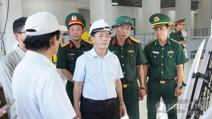 Đồng chí Nguyễn Văn Phương, Bí thư Tỉnh ủy nghe đại diện chủ đầu tư báo cáo những khó khăn, vướng mắc trong quá trình triển khai dự án - Ảnh: Q.V