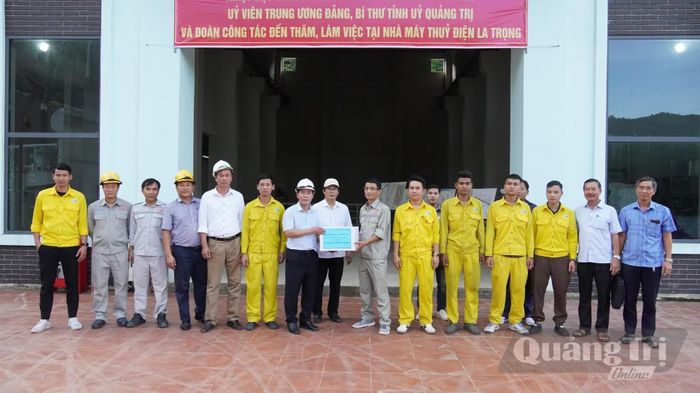 Đồng chí Nguyễn Văn Phương, Bí thư Tỉnh ủy tặng quà công nhân, người lao động các đơn vị thi công dự án - Ảnh: Q.V
