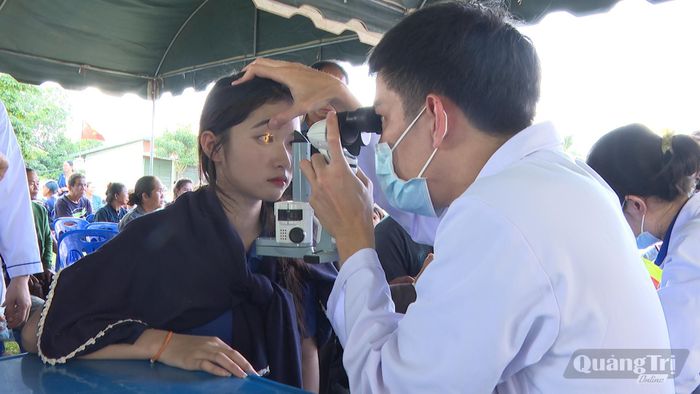 Thăm khám và phát thuốc miễn phí cho người dân - Ảnh: Q.N