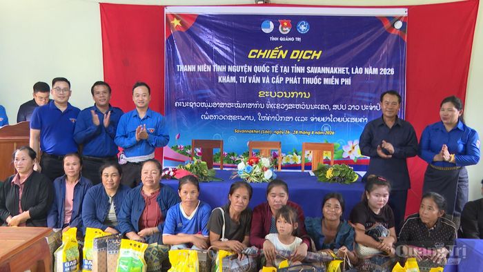 Tặng quà cho người dân - Ảnh: Q.N 