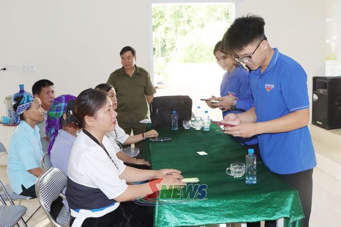 ĐVTN xã Tường Hạ tuyên truyền, hướng dẫn người dân cài đặt ứng dụng VNeID mức độ 2.