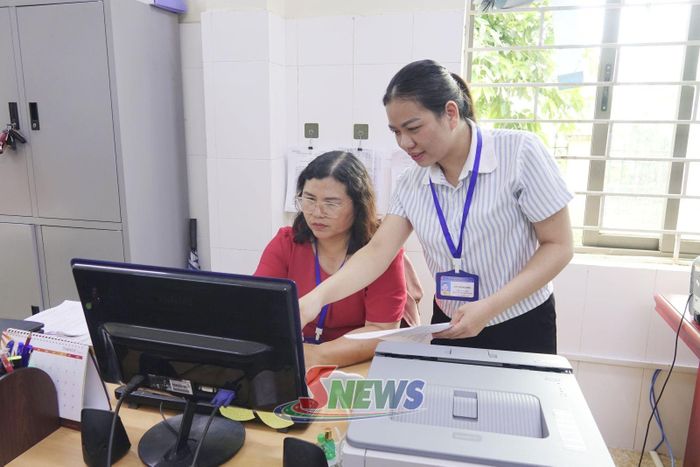 Cán bộ phường Chiềng An thực hiện số hóa hồ sơ, dữ liệu đảng viên.