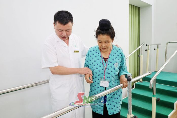 Bác sĩ Bệnh viện Y dược cổ truyền tỉnh hướng dẫn bệnh nhân phục hồi chức năng.