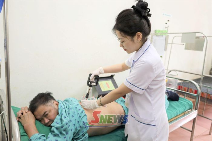 Cán bộ Bệnh viện Y dược cổ truyền tỉnh thực hiện giác hơi cho bệnh nhân.