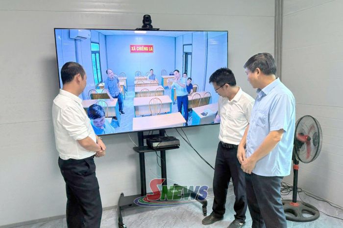 Cán bộ Sở Khoa học và Công nghệ kiểm tra, kiểm thử Hệ thống hội nghị truyền hình trực tuyến tại xã Chiềng La.