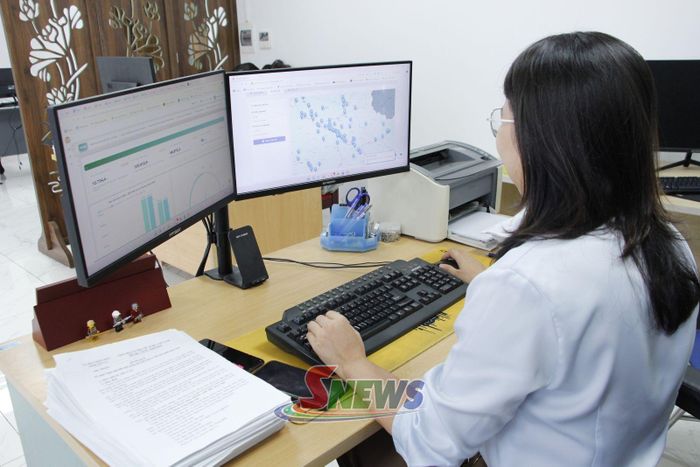 Chuyên viên phòng Hạ tầng, Sở Khoa học và Công nghệ theo dõi tiến độ cập nhật dữ liệu.