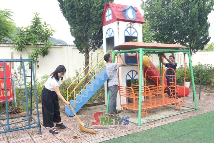 Giáo viên Trường Mầm non Púng Bánh chuẩn bị cơ sở vật chất đón học sinh tựu trường.