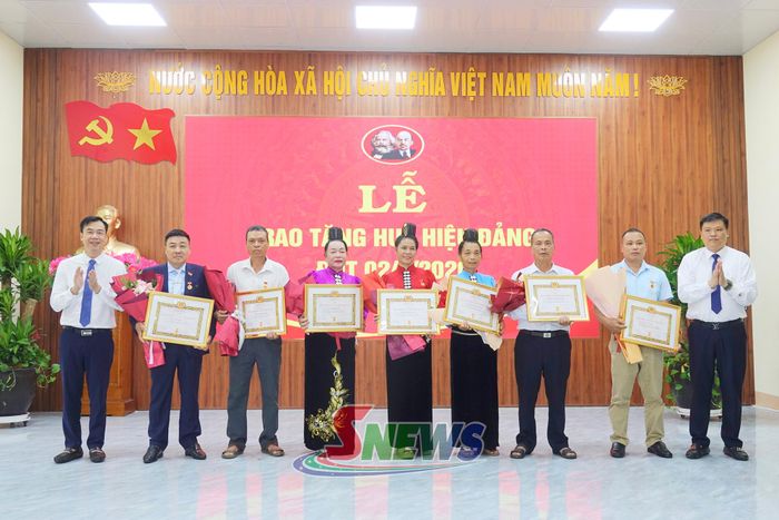 Lãnh đạo phường Chiềng An trao Huy hiệu 30 năm tuổi Đảng cho các đảng viên.
