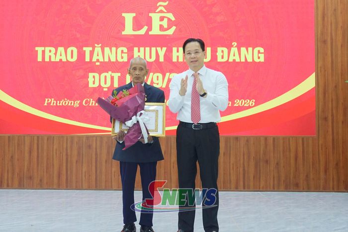 Đồng chí Bí thư Tỉnh ủy trao Huy hiệu 60 năm tuổi Đảng cho đảng viên Quàng Văn Tiêng, Chi bộ bản Tông Hụm.