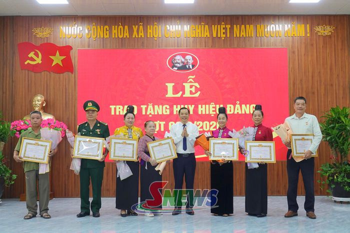 Lãnh đạo phường Chiềng An trao Huy hiệu 30 năm tuổi Đảng cho các đảng viên.