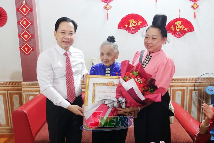 Đồng chí Bí thư Tỉnh ủy trao Huy hiệu 60 năm tuổi Đảng cho đảng viên Cà Thị Inh, Chi bộ tổ dân phố 3.