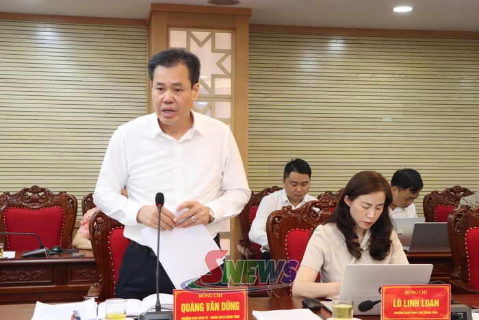 Lãnh đạo Ban Kinh tế - Ngân sách phát biểu tại phiên họp.