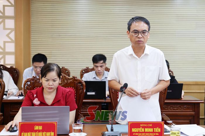 Đồng chí Phó Chủ tịch UBND tỉnh phát biểu tại phiên họp.