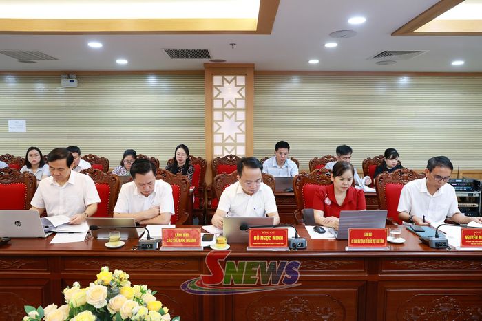 Các đại biểu dự phiên họp.